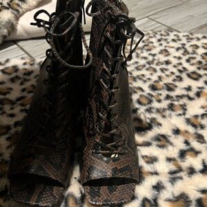 Leopard brown and black Vince camuto peakaboo toes heel 
Never worn